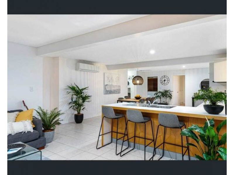 8 PALMETTO COURT, Broadbeach Waters QLD 4218