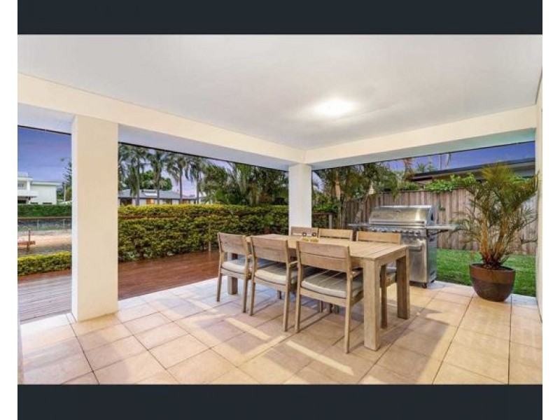 8 PALMETTO COURT, Broadbeach Waters QLD 4218
