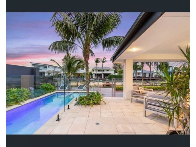8 PALMETTO COURT, Broadbeach Waters QLD 4218
