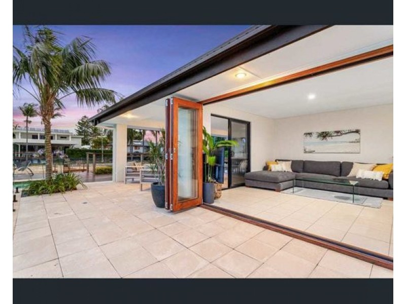 8 PALMETTO COURT, Broadbeach Waters QLD 4218