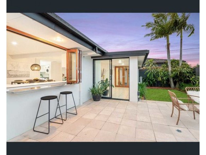 8 PALMETTO COURT, Broadbeach Waters QLD 4218