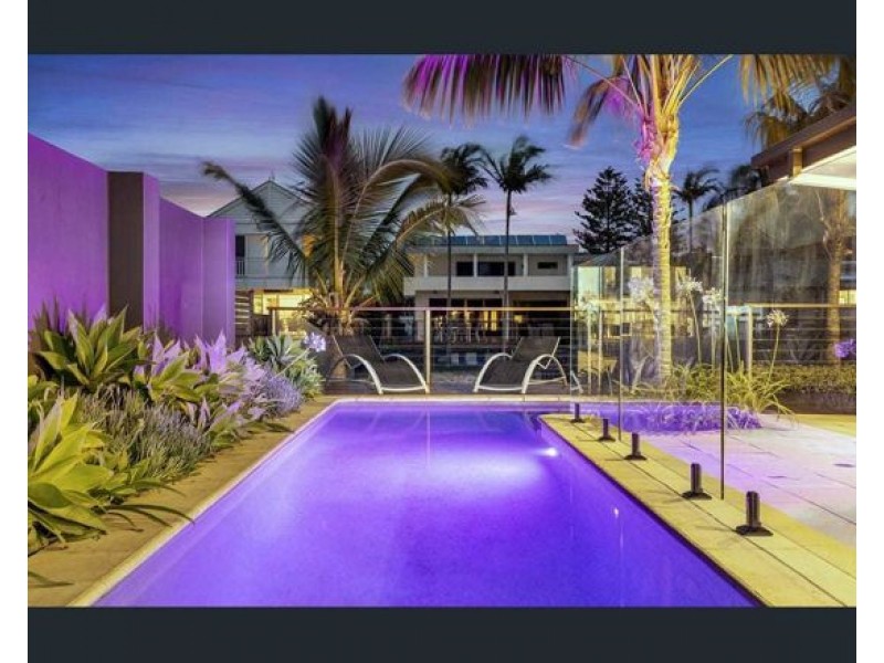 8 PALMETTO COURT, Broadbeach Waters QLD 4218