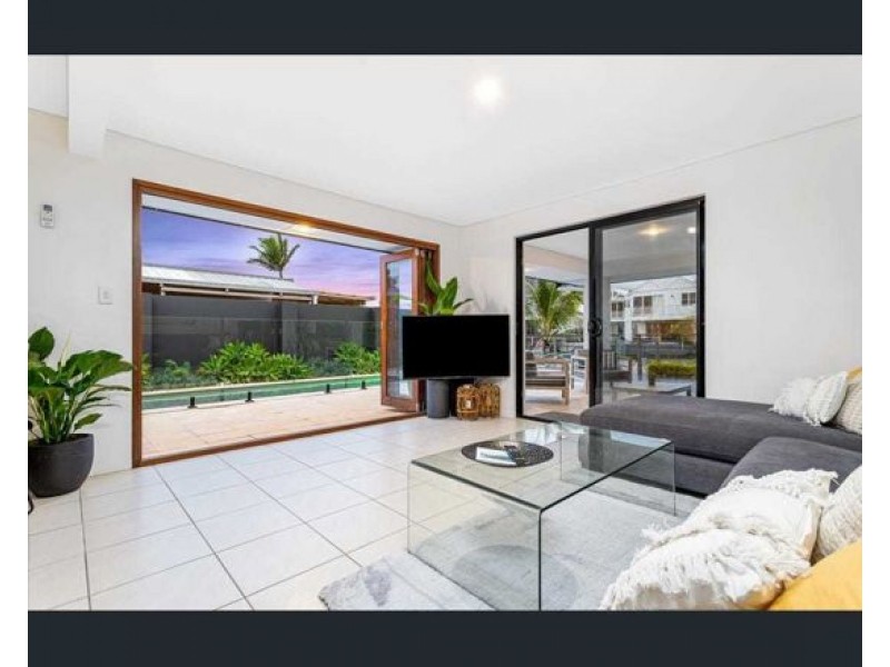 8 PALMETTO COURT, Broadbeach Waters QLD 4218