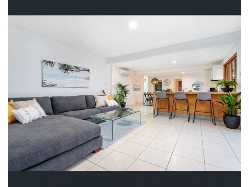 8 PALMETTO COURT, Broadbeach Waters QLD 4218