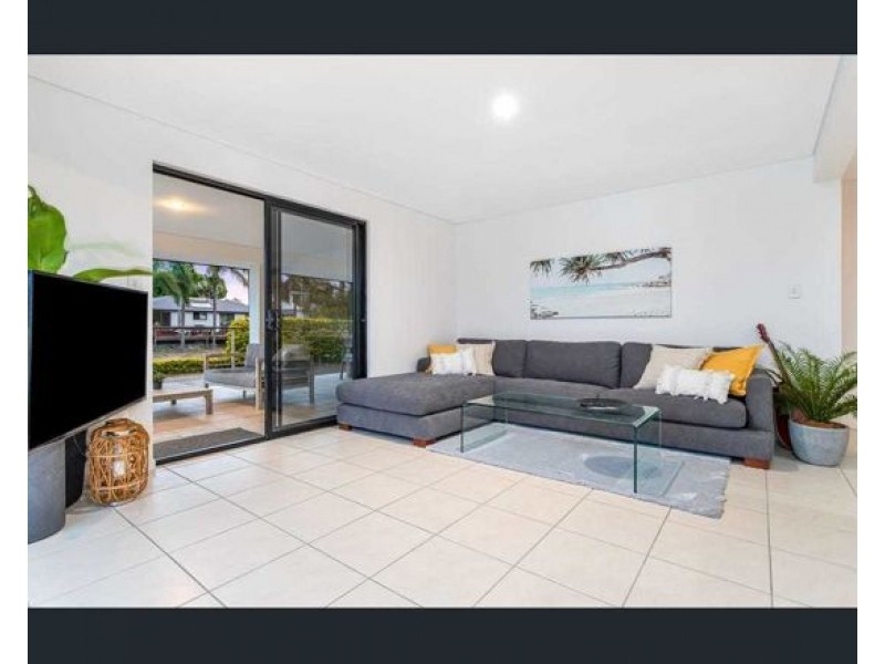8 PALMETTO COURT, Broadbeach Waters QLD 4218