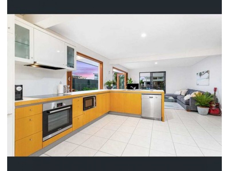 8 PALMETTO COURT, Broadbeach Waters QLD 4218