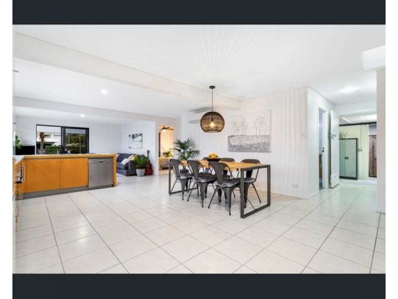 8 PALMETTO COURT, Broadbeach Waters QLD 4218