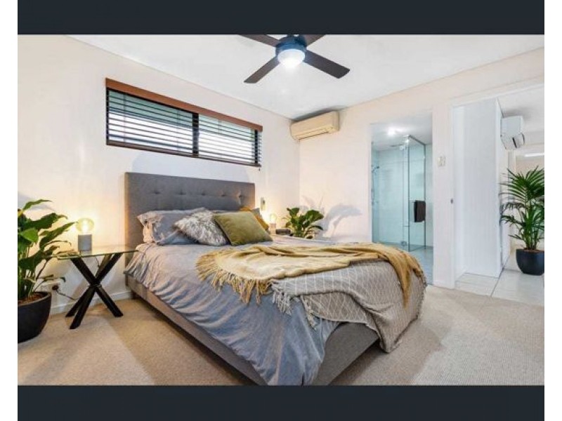 8 PALMETTO COURT, Broadbeach Waters QLD 4218