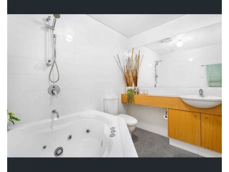 8 PALMETTO COURT, Broadbeach Waters QLD 4218