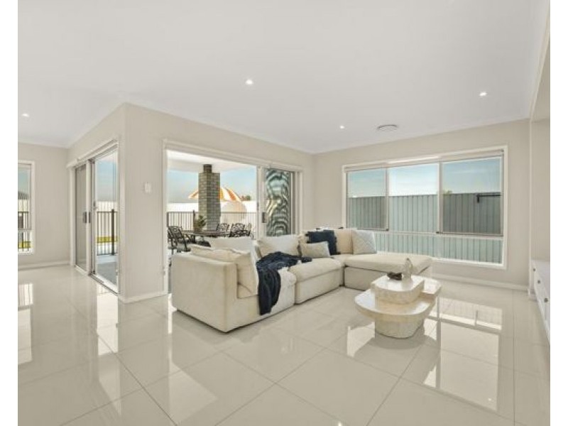 15 Moss St, Greenbank QLD 4124