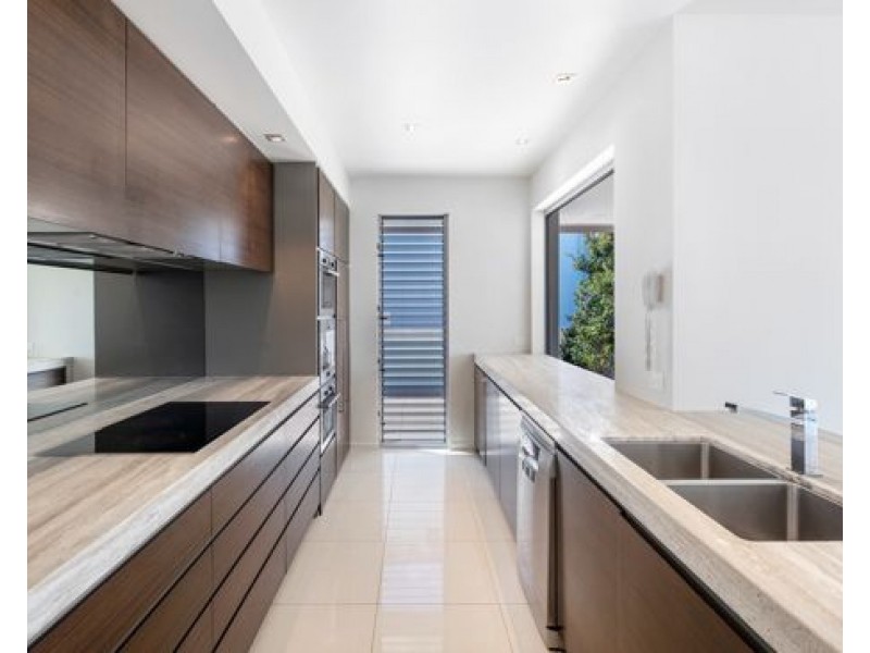 2004 The Boulevarde, Benowa QLD 4217