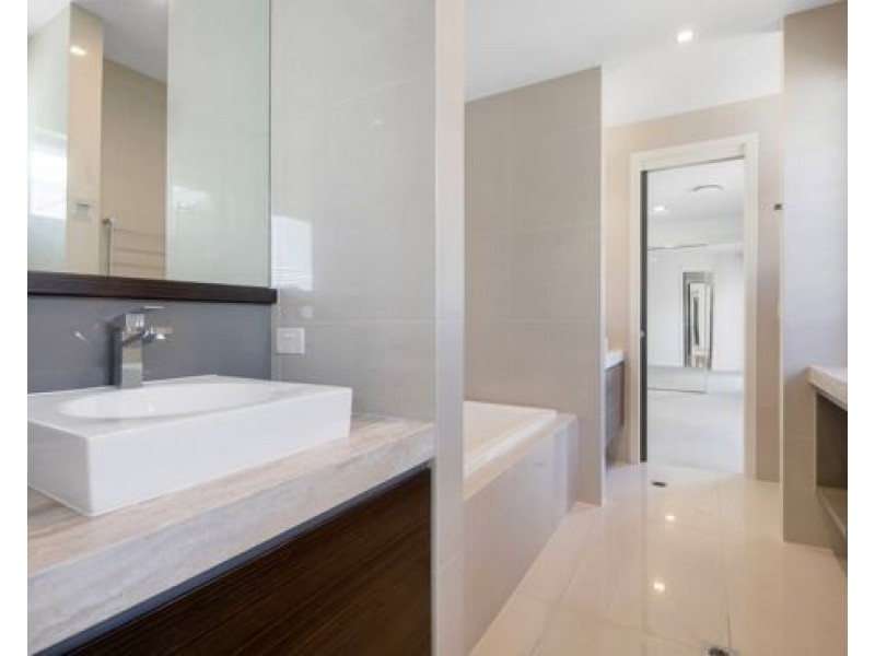 2004 The Boulevarde, Benowa QLD 4217