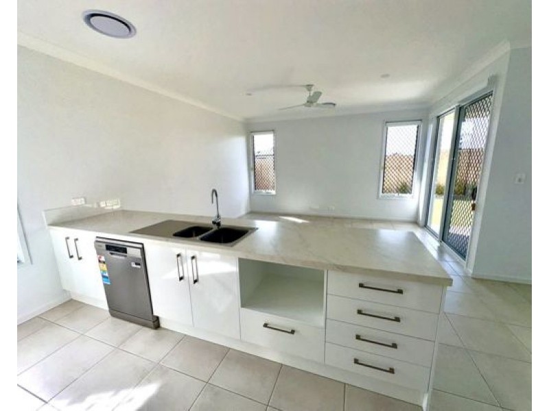 8 Hillside Street, Heathwood QLD 4110