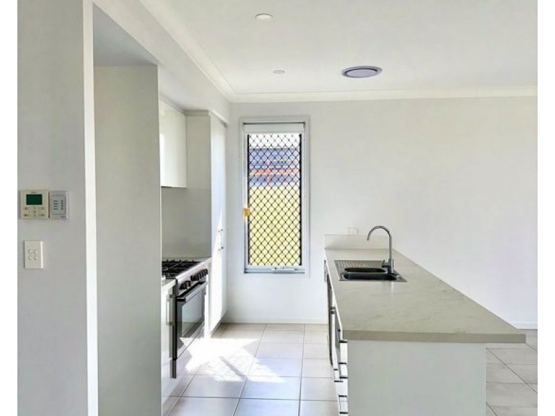 8 Hillside Street, Heathwood QLD 4110