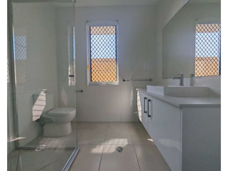 8 Hillside Street, Heathwood QLD 4110