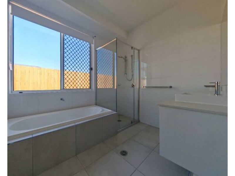 8 Hillside Street, Heathwood QLD 4110