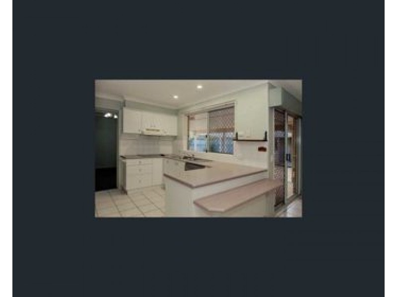 8 Avondale Crescent, Parkinson QLD 4115