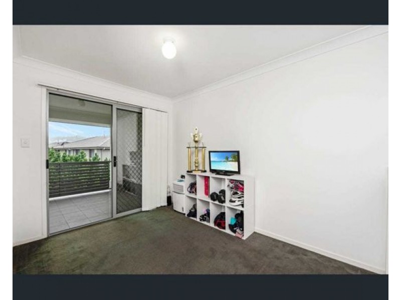 32 131 McAuley Parade, Pacific Pines QLD 4211