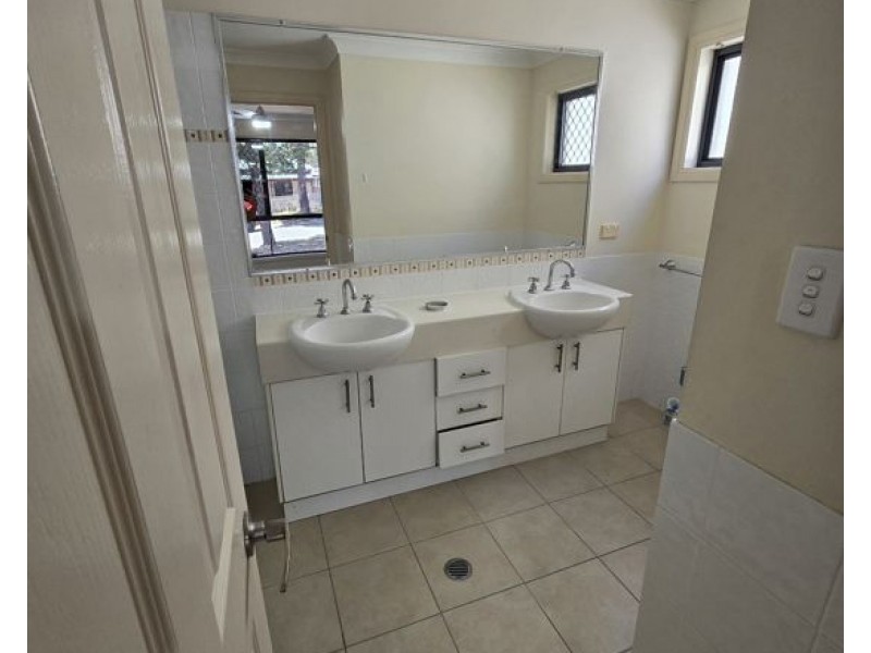 31 Greenleaf Ave, Springfield QLD 4300