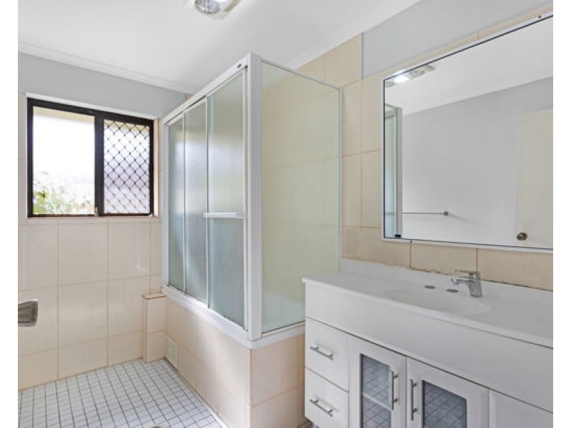 2/118 Kumbari Ave, Southport QLD 4215