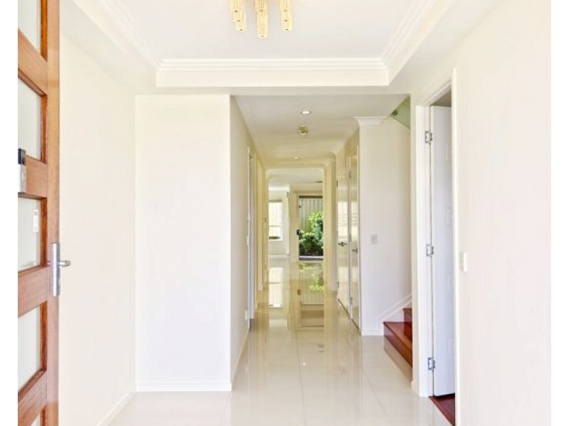 8 Golden Place, Robertson QLD 4109