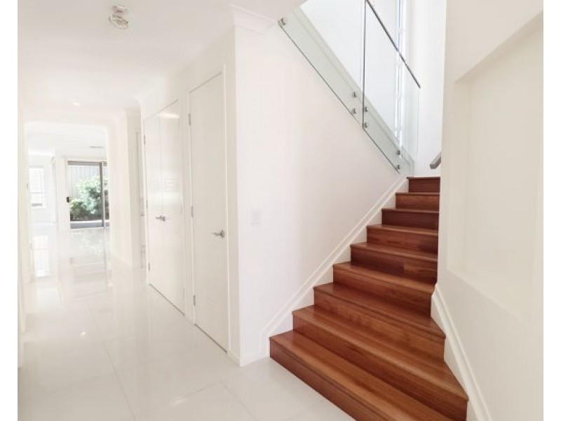 8 Golden Place, Robertson QLD 4109