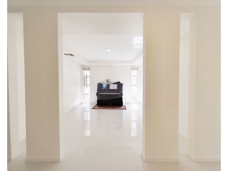 8 Golden Place, Robertson QLD 4109