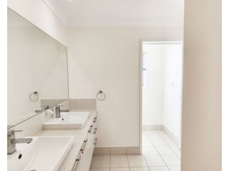 8 Golden Place, Robertson QLD 4109