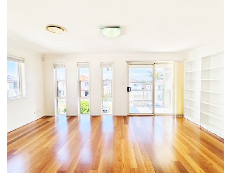 8 Golden Place, Robertson QLD 4109