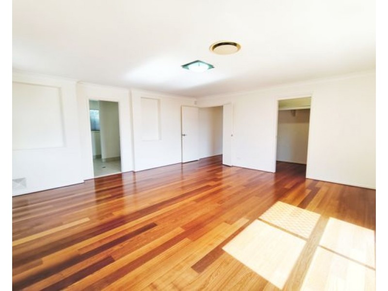 8 Golden Place, Robertson QLD 4109