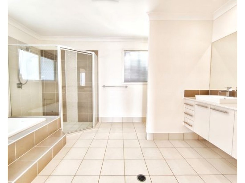 8 Golden Place, Robertson QLD 4109