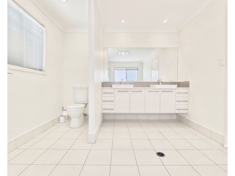 8 Golden Place, Robertson QLD 4109