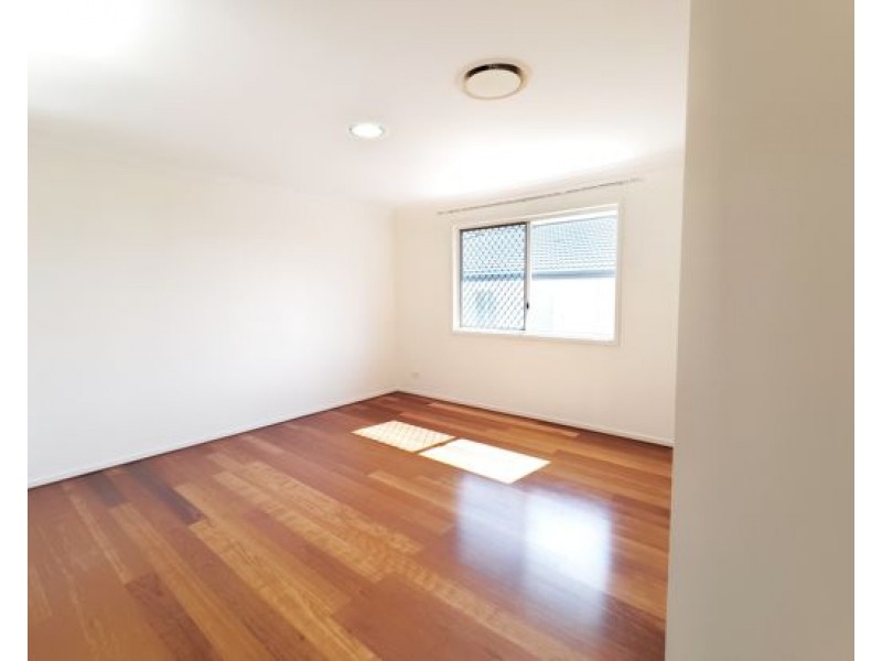 8 Golden Place, Robertson QLD 4109