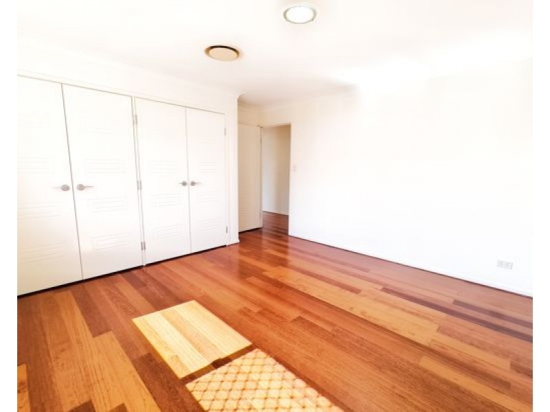 8 Golden Place, Robertson QLD 4109