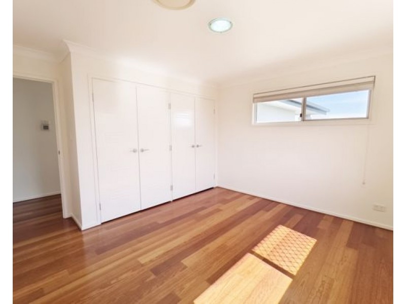 8 Golden Place, Robertson QLD 4109