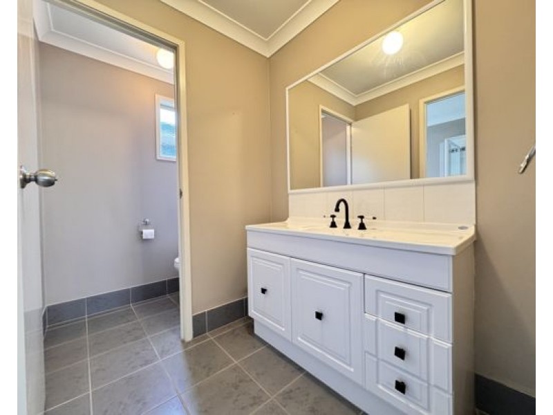 8 Garry Place, Crestmead QLD 4132