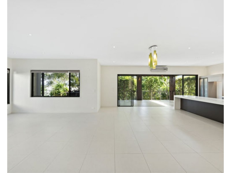 7012 Vista Drive, Benowa QLD 4217