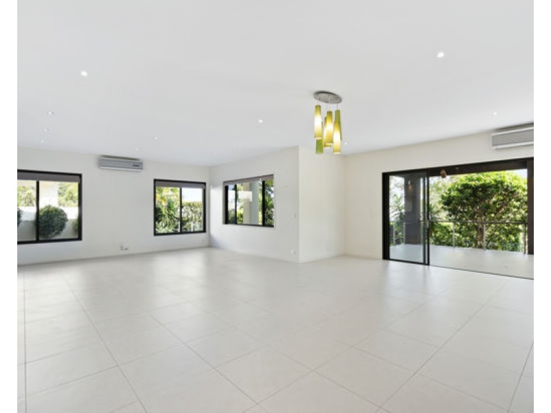 7012 Vista Drive, Benowa QLD 4217