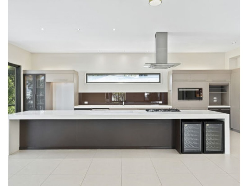 7012 Vista Drive, Benowa QLD 4217