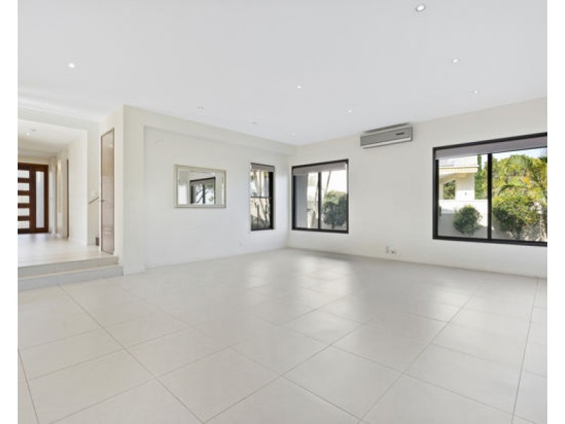 7012 Vista Drive, Benowa QLD 4217