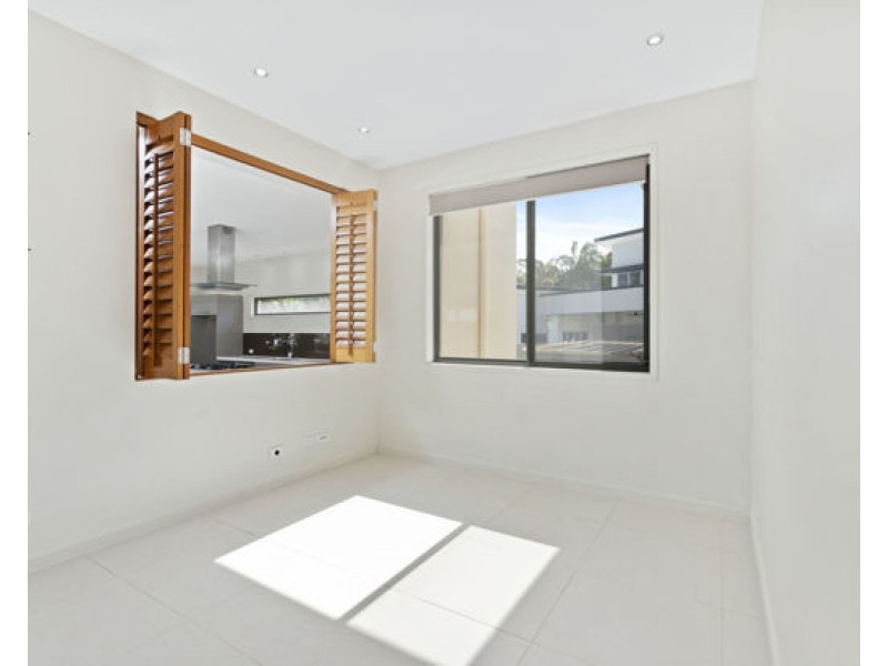 7012 Vista Drive, Benowa QLD 4217