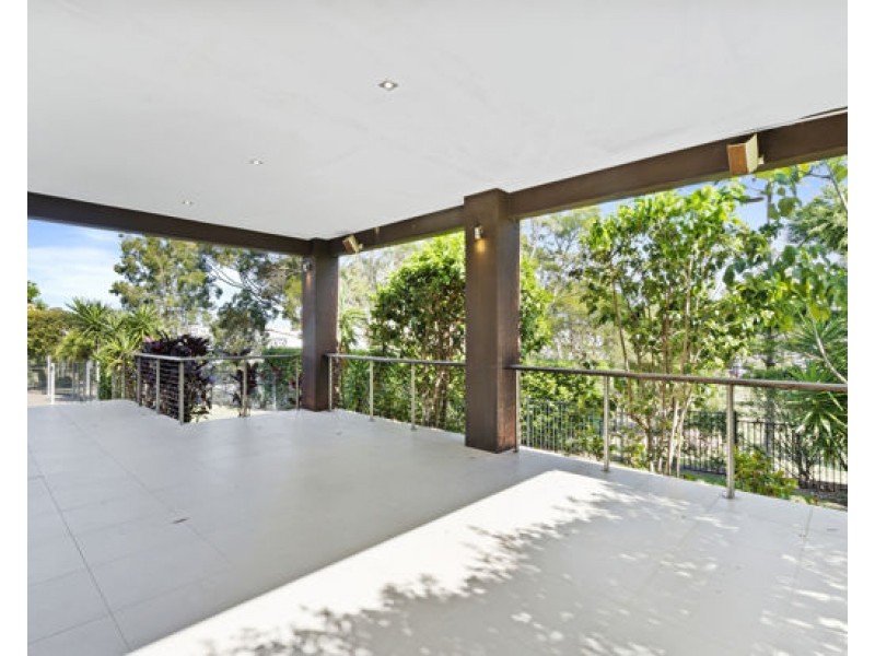 7012 Vista Drive, Benowa QLD 4217