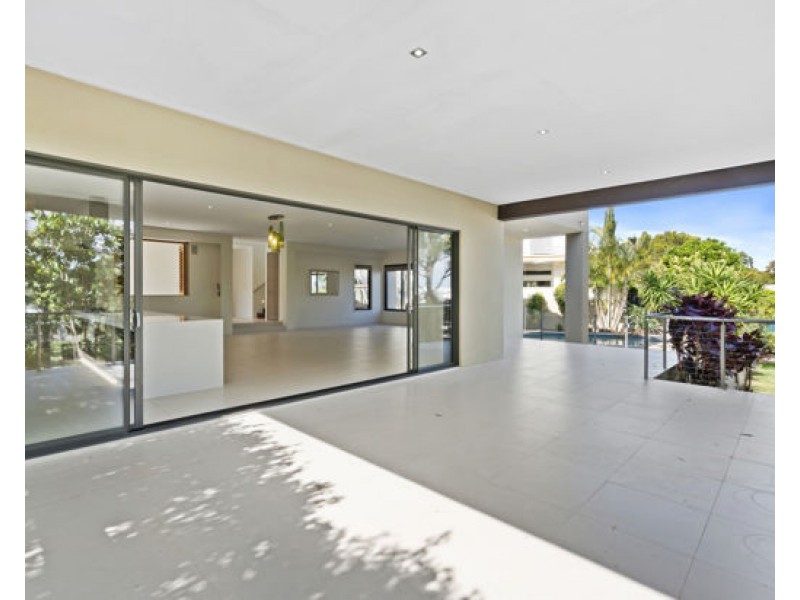 7012 Vista Drive, Benowa QLD 4217