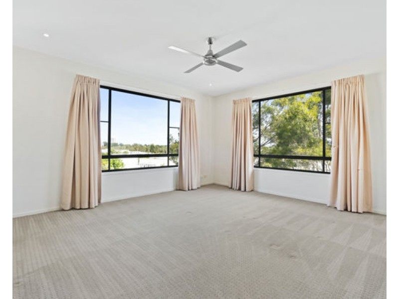 7012 Vista Drive, Benowa QLD 4217