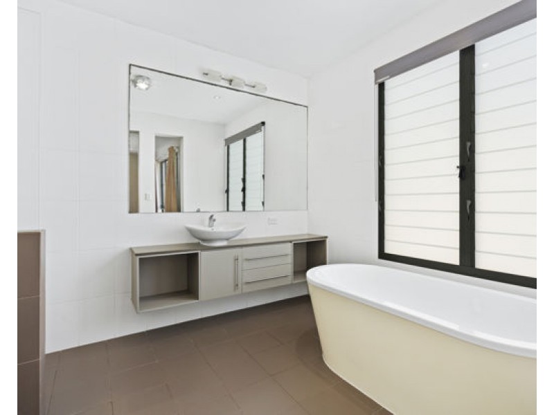 7012 Vista Drive, Benowa QLD 4217