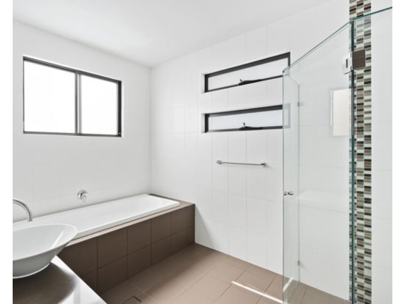 7012 Vista Drive, Benowa QLD 4217