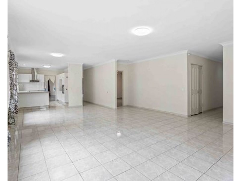 42 CLEVELAND PLACE, Stretton QLD 4116