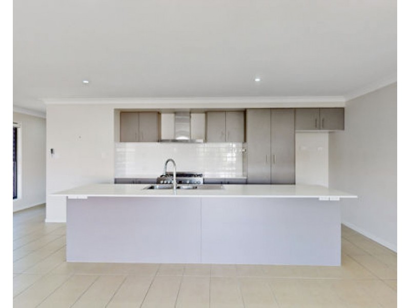 47 Parkland Dr, Springfield Lakes QLD 4300