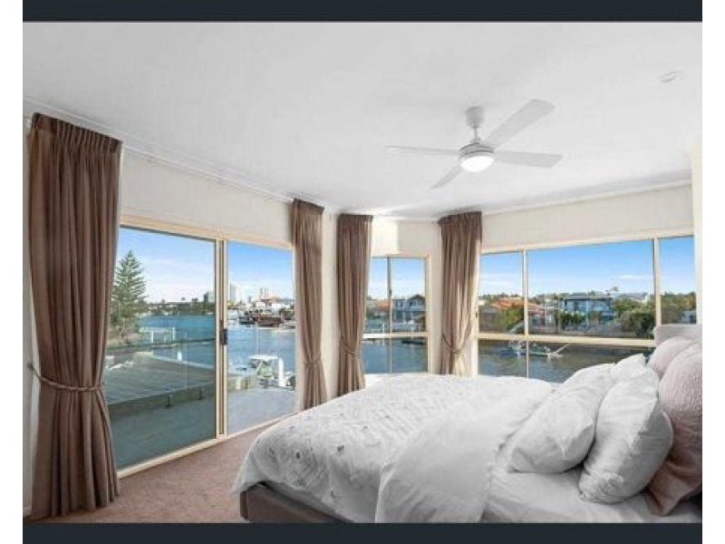 129 Pebble Beach Drive, Runaway Bay QLD 4216