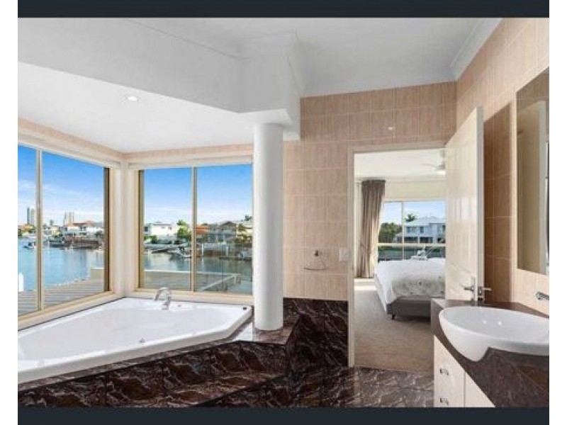 129 Pebble Beach Drive, Runaway Bay QLD 4216